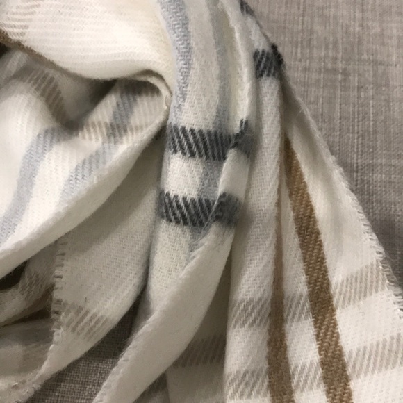 Like new white plaid scarf - Picture 4 of 5